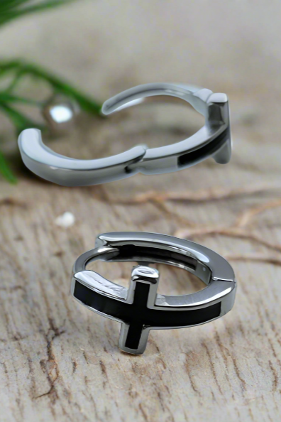 Cruz ~ Boucles d'oreilles créoles en argent avec croix noire