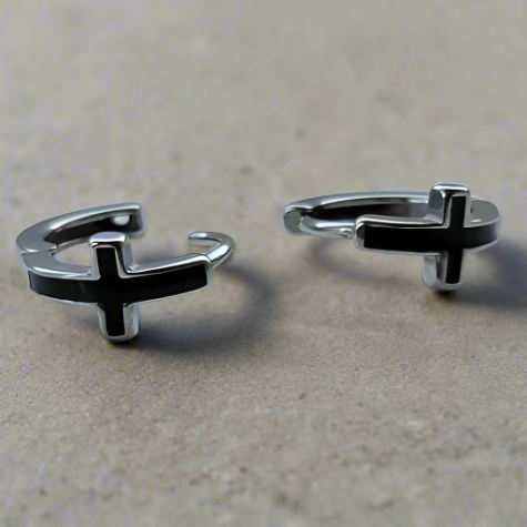 Cruz ~ Boucles d'oreilles créoles en argent avec croix noire