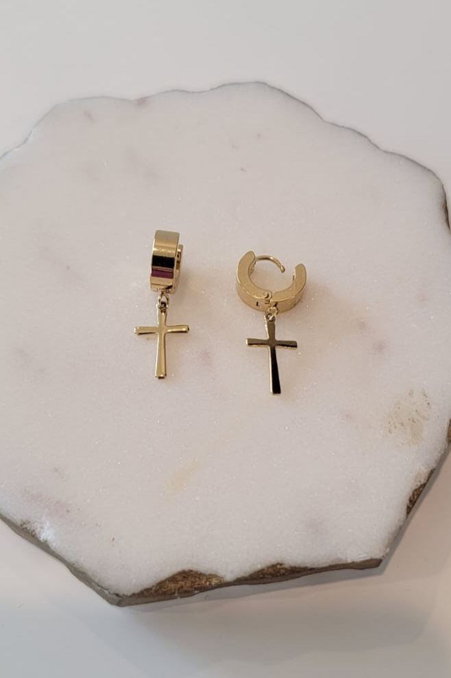 Boucles d'oreilles créoles Huggie en or avec croix
