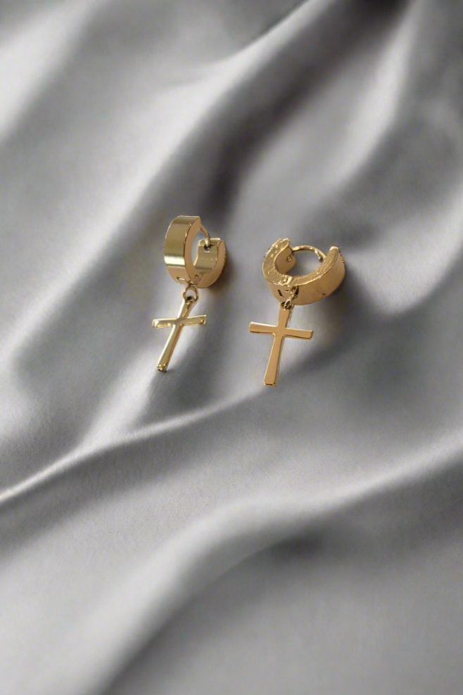 Boucles d'oreilles créoles Huggie en or avec croix
