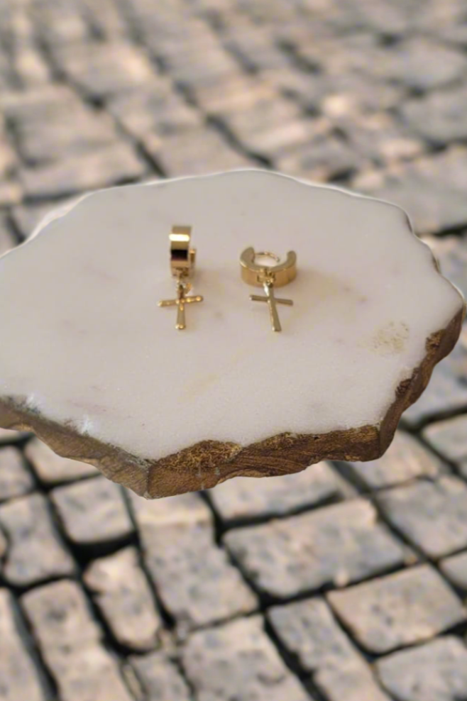 Boucles d'oreilles créoles Huggie en or avec croix